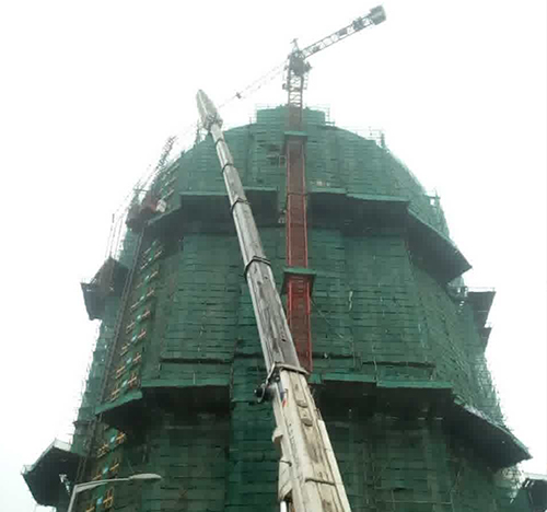 石首吊车在工地上作业